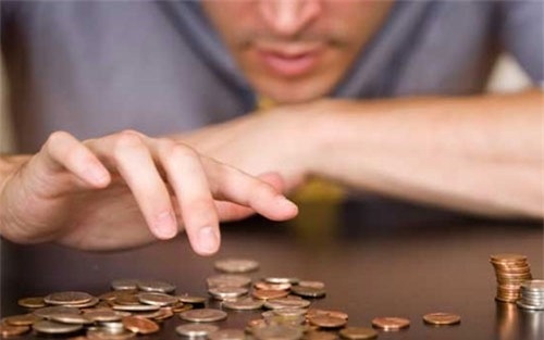 Các chị trong phòng thì anh là người keo kiệt, đo lọ nước mắm, đếm của dưa hành, nếu ai lấy sẽ rất khổ. (ảnh minh họa)