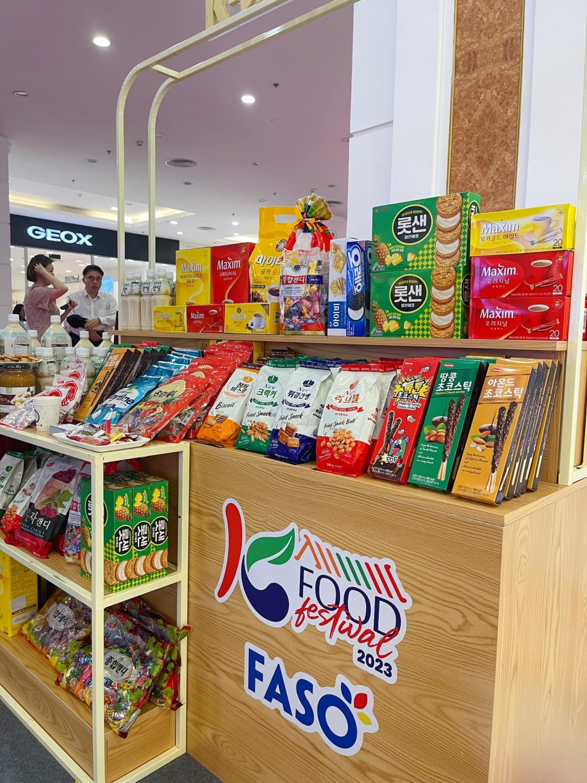 Gian hàng K-Food giới thiệu để người tiêu dùng các sản phẩm Hàn Quốc hấp dẫn.