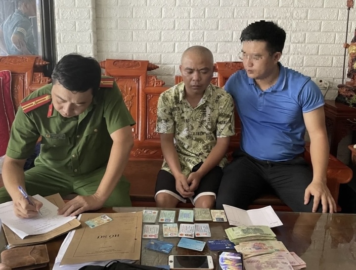 Trần Văn Tình cùng tang vật. (Ảnh: C.A)