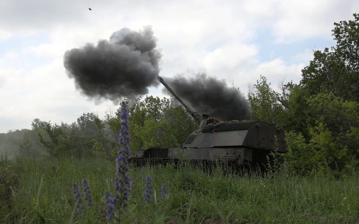 Lựu pháo Ukraine bắn về phía vị trí quân Nga gần Bakhmut. Ảnh: Getty.