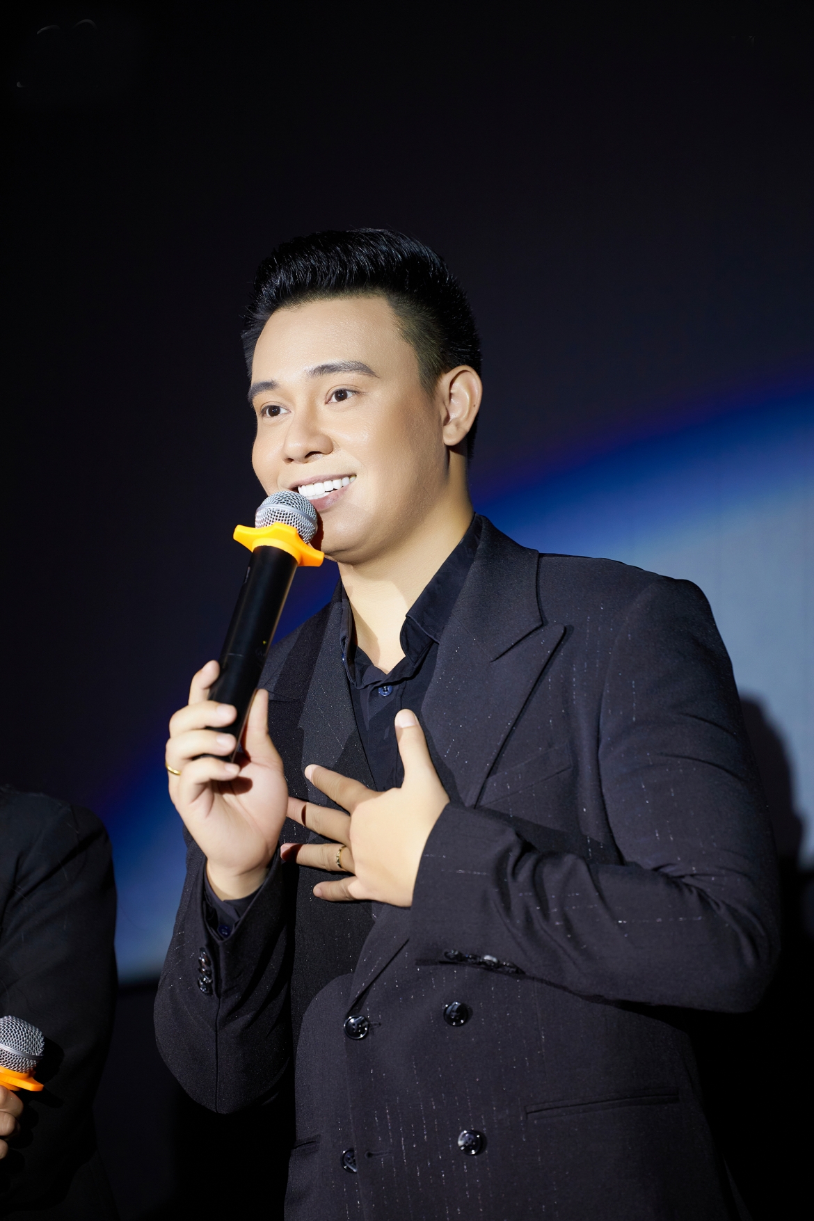 Nam ca sĩ Đông Hùng.
