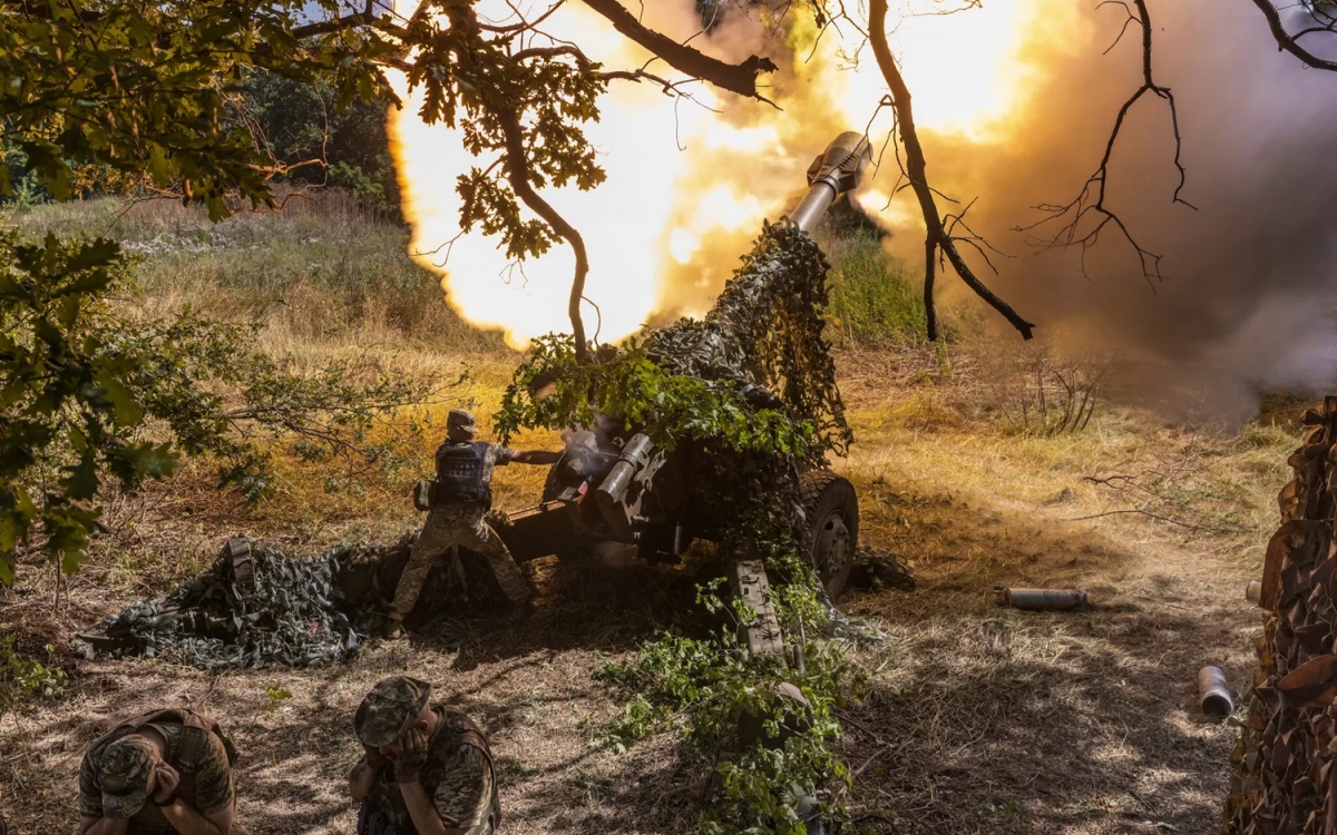 Pháo Ukraine khạc lửa gần Bakhmut. Ảnh: New York Times.