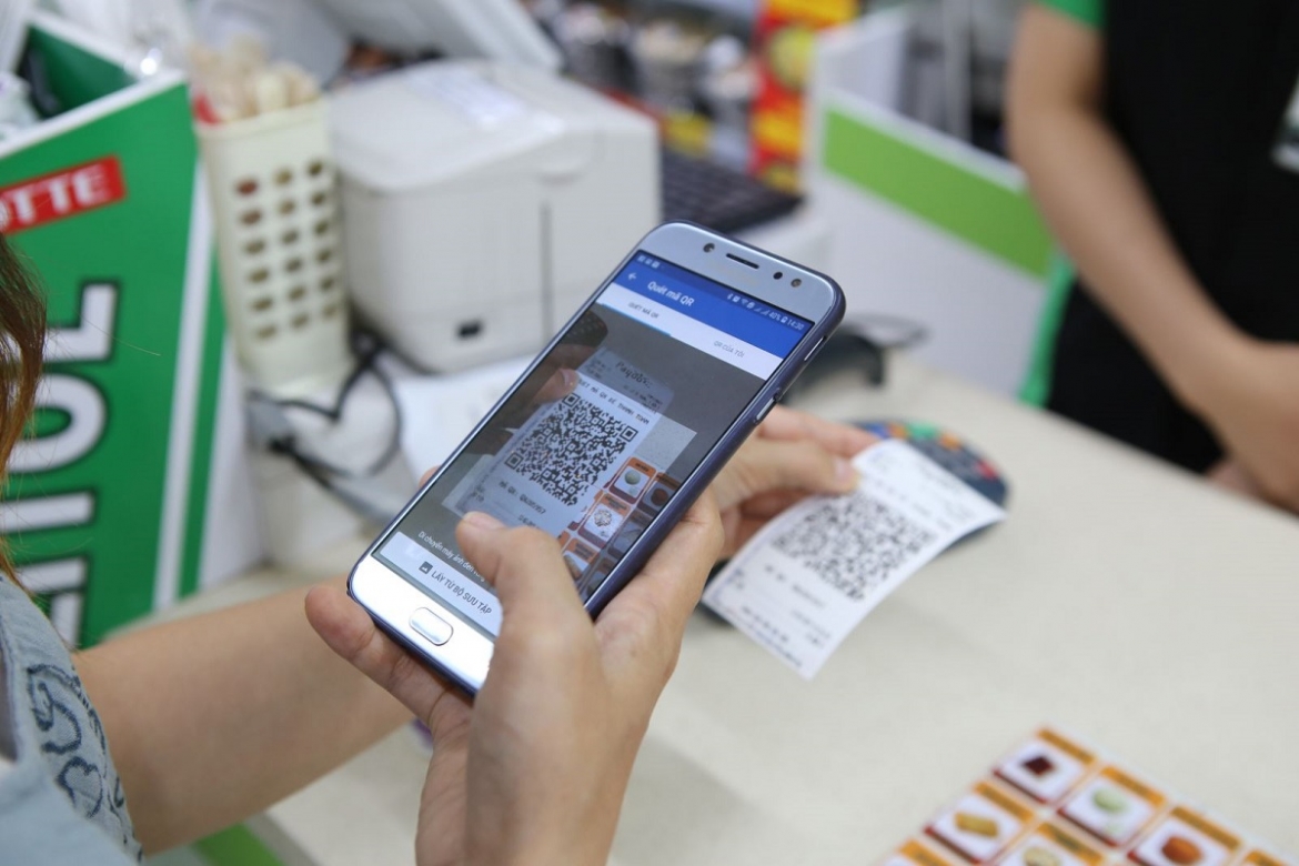 Khách hàng thanh toán qua QR Code tại siêu thị. (Ảnh minh họa: KT)
