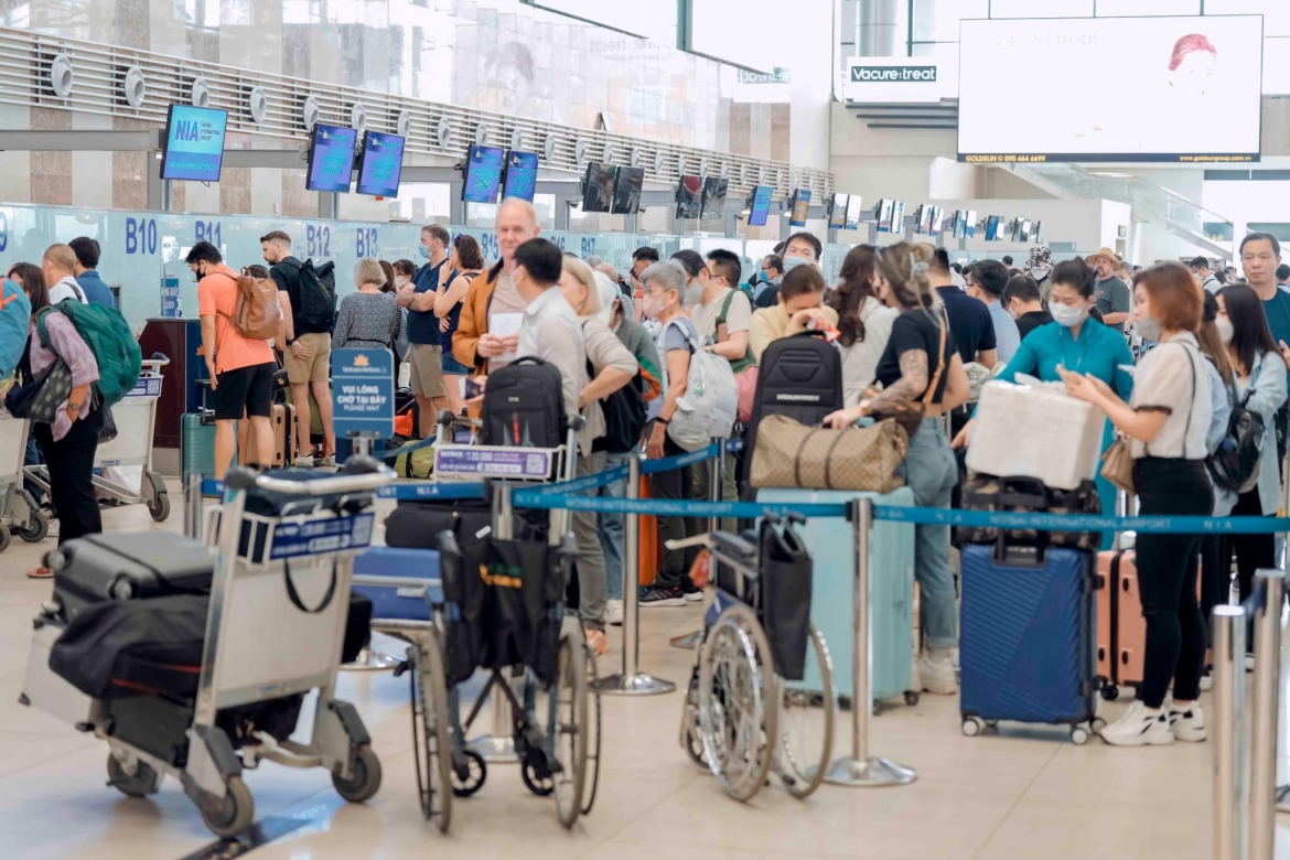 Khách làm thủ tục bay tạ CHK quốc tế Nội Bài.
