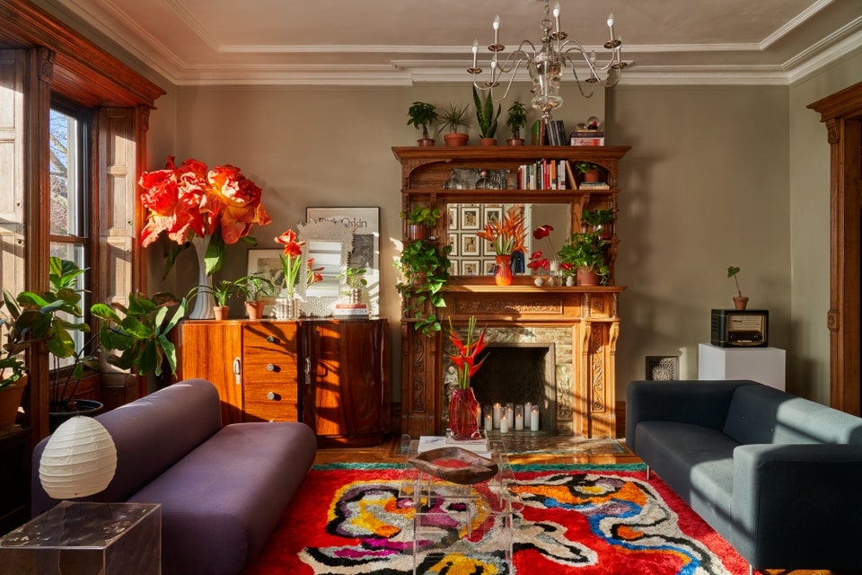 Một chút sắc đỏ cho căn phòng thêm ấm áp.