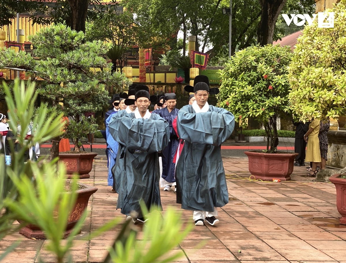 Các nghi lễ của hoàng cung trong ngày tết Đoan Ngọ thời Lê được Trung tâm Bảo tồn Di sản Thăng Long - Hà Nội trưng bày diễn giải sinh động và chân thực thông qua pano, tranh vẽ, đặc biệt là phỏng dựng không gian cung đình trầm mặc cung kính.