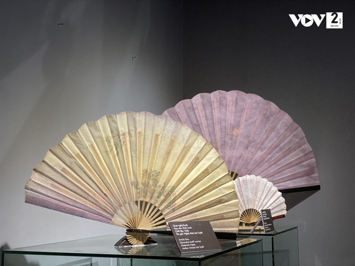 Điểm nhấn của không gian trưng bày là bộ sưu tập quạt mang phong cách quạt the đặc sắc của gia đình nghệ nhân Lân Tuyết.