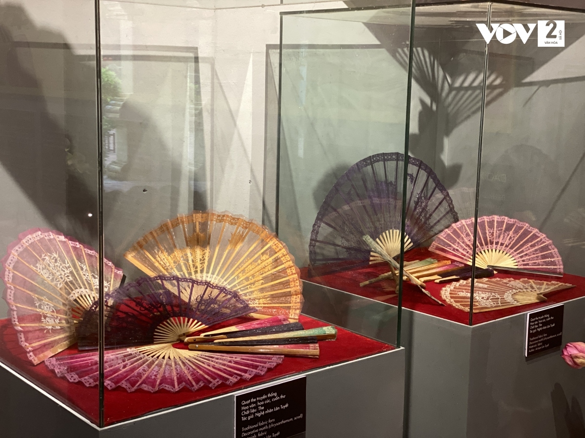 Đây là một dòng quạt cao cấp thường dành cho các tầng lớp vua chúa, quan lại, qúy tộc xưa.