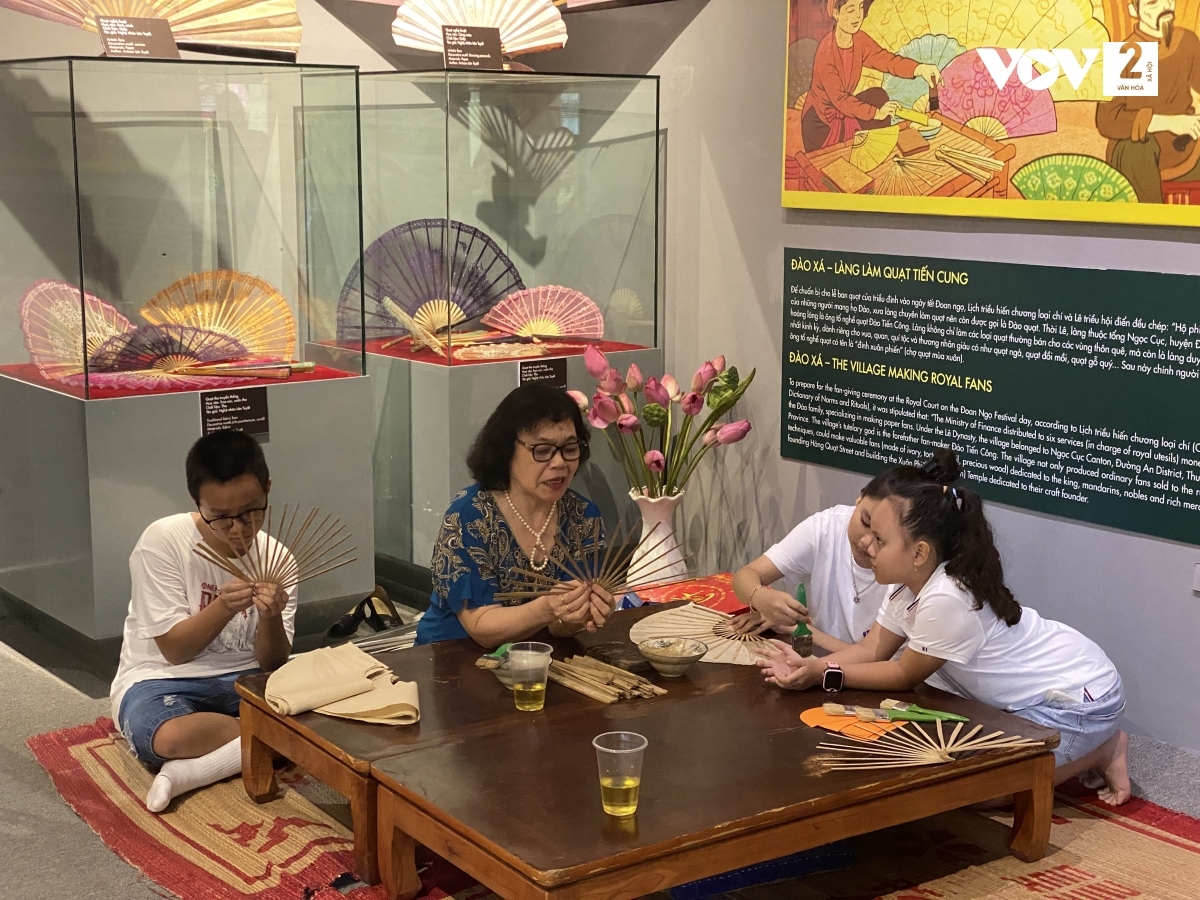 Những bí quyết của nghề làm quạt khéo léo và tinh tế của nghệ nhân Lân Tuyết giúp các thể hệ trẻ hiểu hơn hồn cốt của chiếc quạt truyền thống Việt Nam.