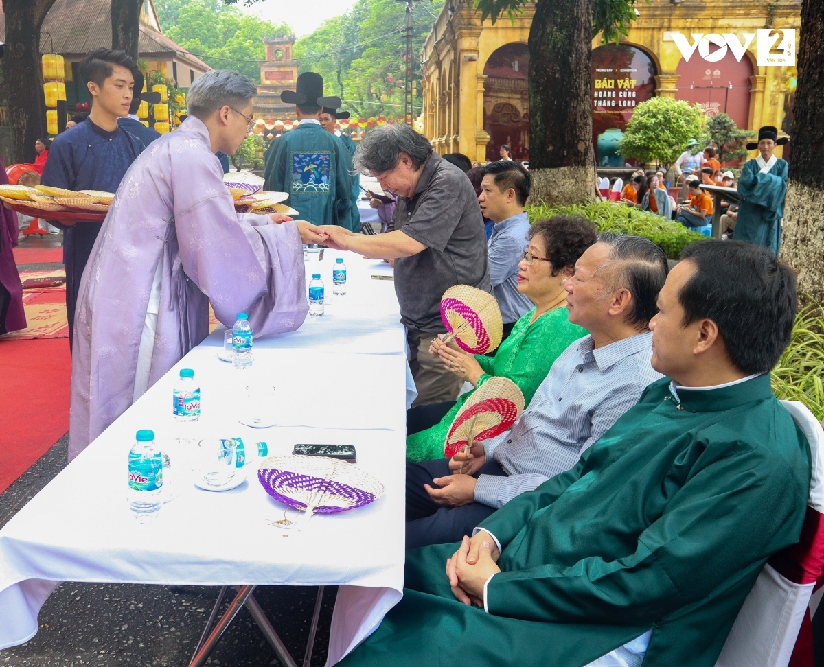 Bên cạnh đó, nghi lễ ban quạt vẫn được trung tâm duy trì tái hiện. Đây là 2 trong 4 nghi lễ Tết Đoan Ngọ quan trọng của triều đình thời Lê Trung Hưng./.