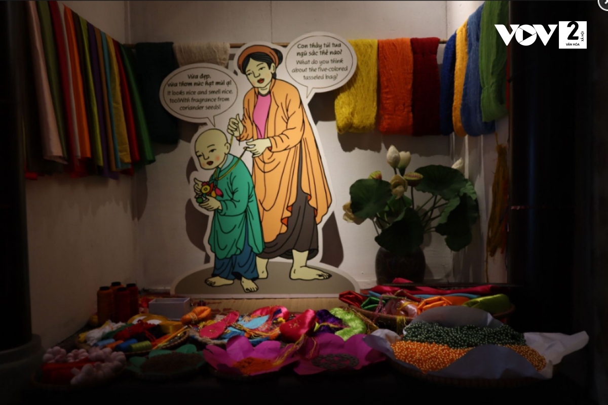 Ngoài ra, khu trưng bày còn giới thiệu những phong tục độc đáo của người dân kinh thành Thăng Long xưa như tục đeo túi thơm, buộc chỉ ngũ sắc, bôi hùng hoàng cho trẻ em, tục hái lá thuốc vào giờ Ngọ, tục kết ngải hình con giáp...