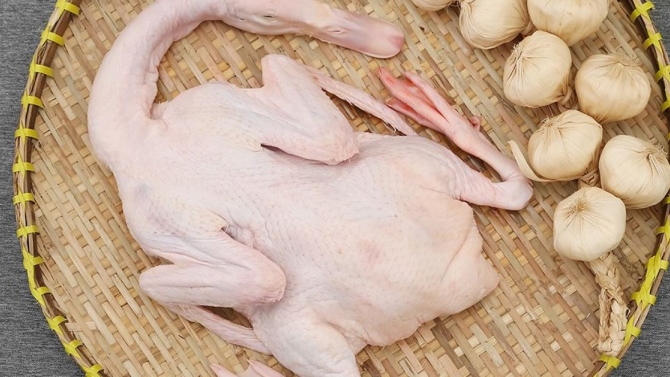 Do bơi lội dưới nước thường xuyên nên thịt vịt cũng sẽ có những mùi hơi khó chịu. (Ảnh minh hoạ)