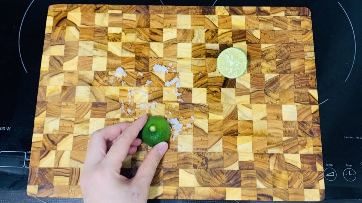 Xử lý thớt mới mua về bằng chanh và muối trắng.