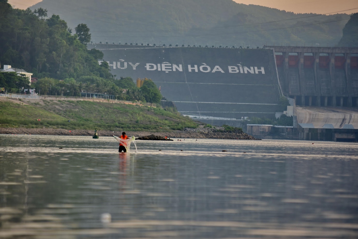 ... nên những ngày này đã xuất hiện người đi bơi hay thả lưới bắt cá tại khu vực này./.