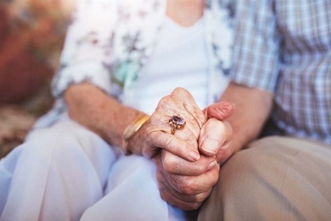 Ông ấy không yên phận làm chồng tôi mà còn đi lại với một phụ nữ ở làng bên ngoài 50 tuổi (ảnh minh họa)