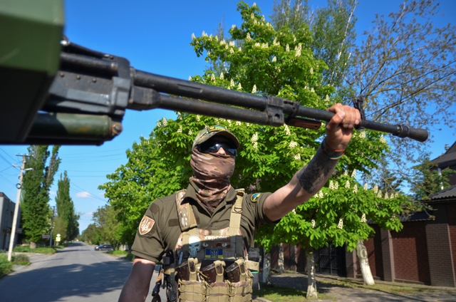 Một vệ binh quốc gia Ukraine tuần tra khu vực Kherson, Ukraine ngày 5/5. Ảnh: Reuters