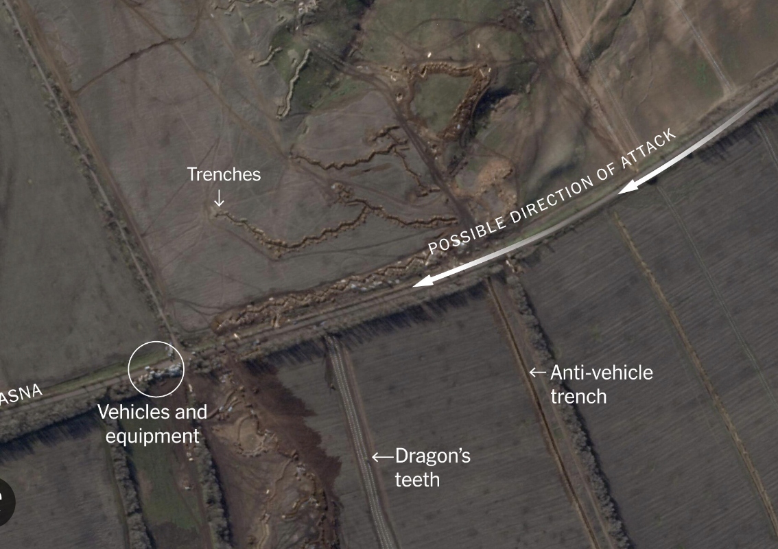 Ảnh vệ tinh chụp hàng rào phòng thủ của Nga, với các lớp như bãi mìn, hào, răng rồng. Nguồn: NYT