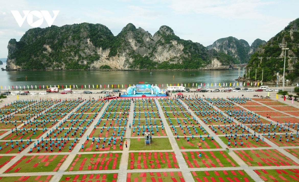 Màn đồng diễn yoga năm 2022 tại thành phố Hạ Long, Quảng Ninh nhân Ngày Quốc tế Yoga.