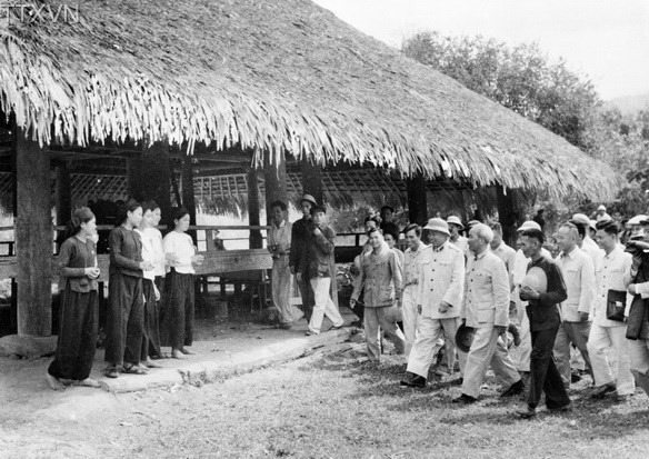 Đạo diễn Bùi Đình Hạc thực hiện chùm phim tài liệu về cuộc đời hoạt động đấu tranh giành độc lập tự do và thống nhất đất nước của Chủ tịch Hồ Chí Minh rất thành công