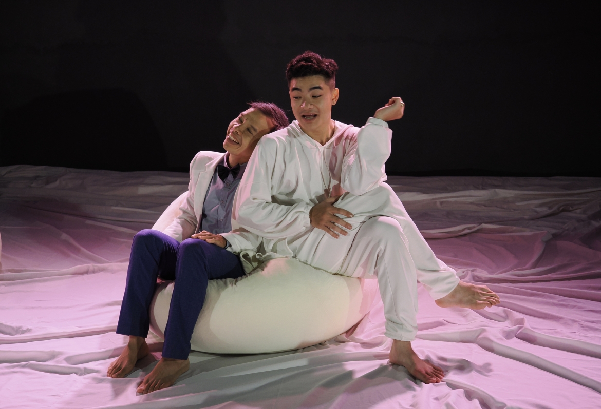 Phong cách kịch Lê Hoàng, hiện đại, phóng khoáng, thông minh, giễu nhại.
