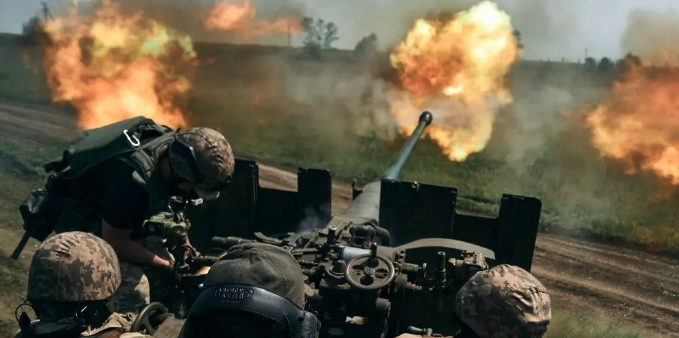 Binh lính Ukraine khai hỏa pháo gần Bakhmut. Ảnh: AP