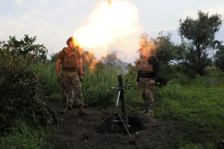 Ukraine khai hỏa súng cối cỡ nòng 82mm vào các vị trí của Nga trên tiền tuyến gần Bakhmut thuộc khu vực Donetsk. Ảnh: AP