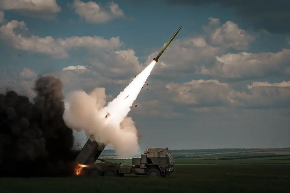 Hệ thống pháo phản lực HIMARS phóng tên lửa ở Bakhmut. Ảnh: Getty