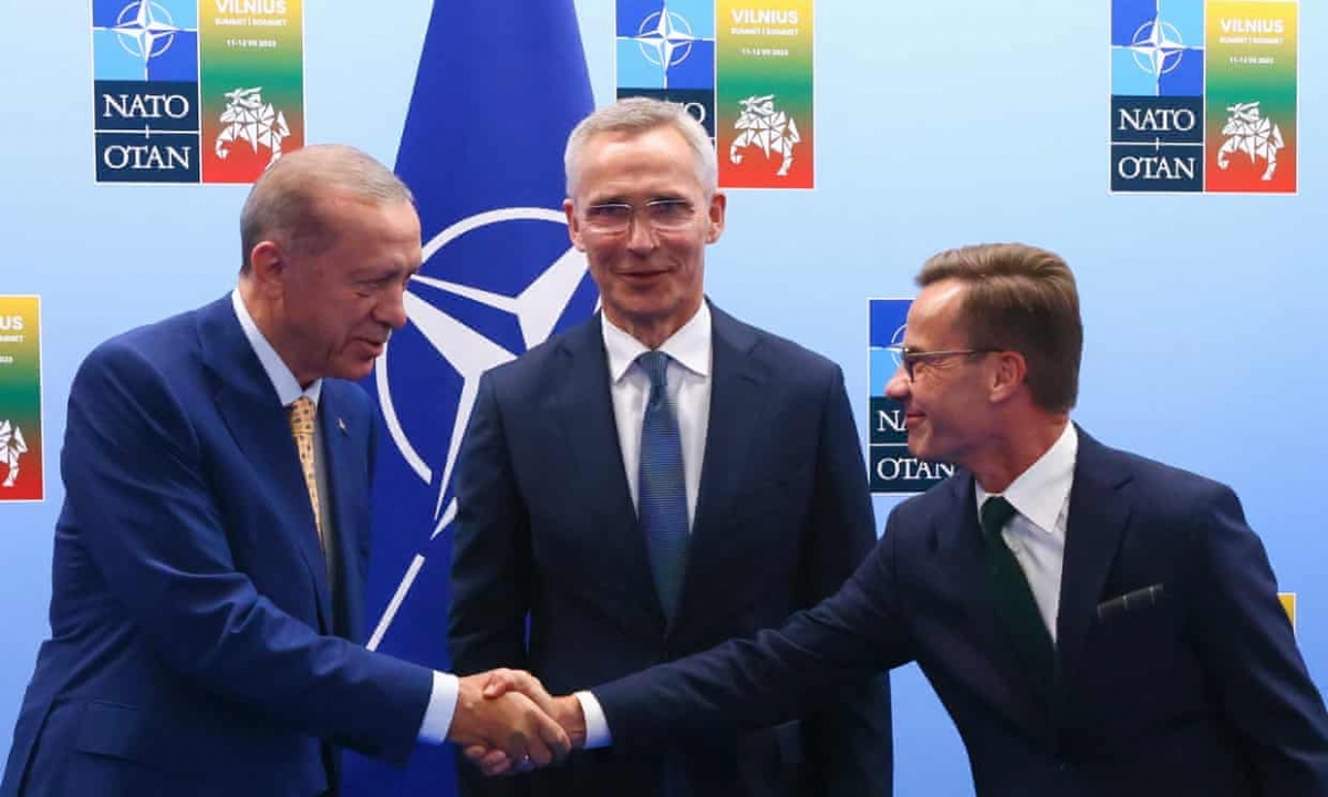 Tổng thư ký NATO Stoltenberg (ở giữa) và Tổng thống Thổ Nhĩ Kỳ Erdogan (trái), Thủ tướng Thụy Điển Kristersson. Ảnh: Guardian.