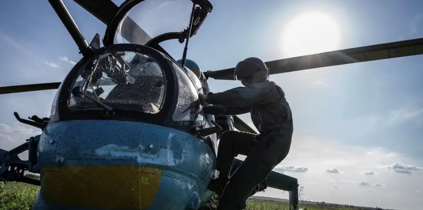 Phi công Ukraine lái trực thăng tấn công Mi-24. Ảnh: Reuters