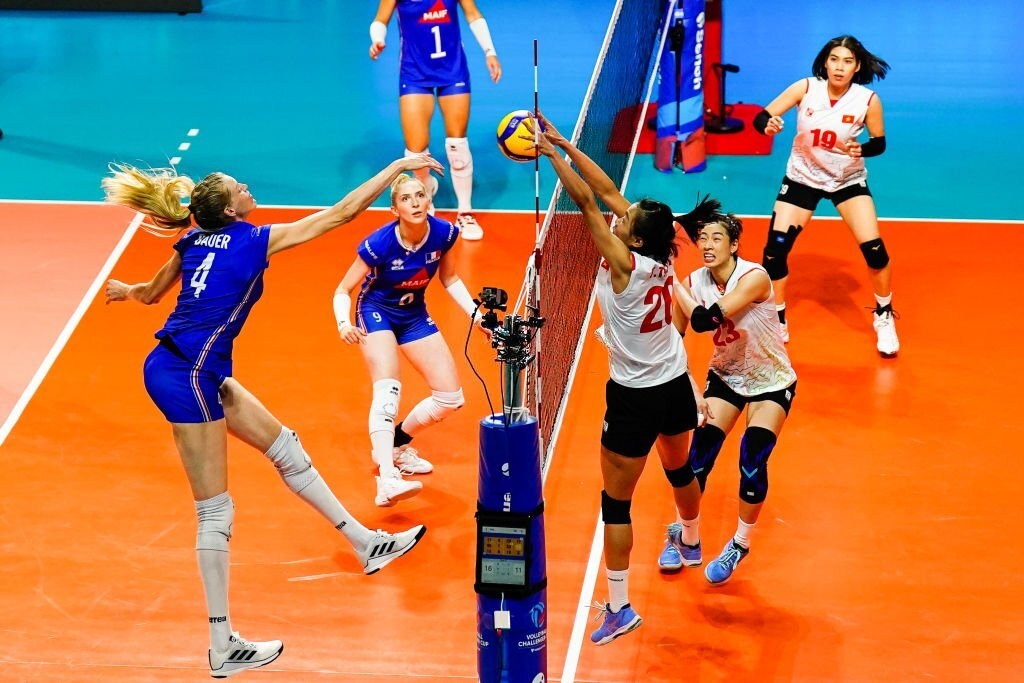 ĐT bóng chuyền nữ Việt Nam (áo trắng) không thể gây bất ngờ trước đối thủ mạnh như Pháp. (Ảnh: Getty). 
