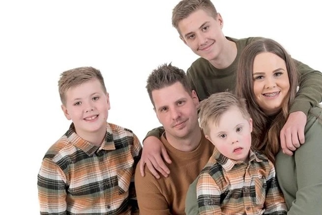 Remy chụp ảnh cùng bố mẹ và hai anh trai