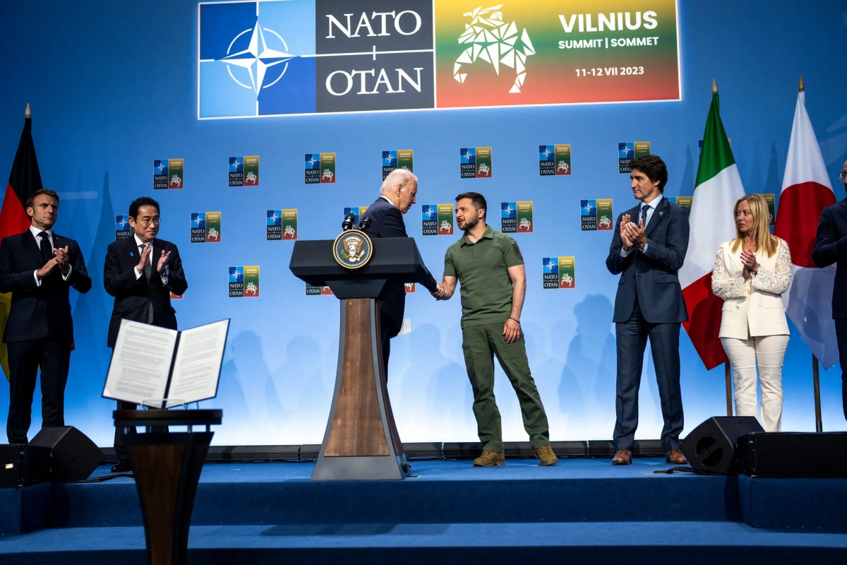 Tổng thống Mỹ Joe Biden và Tổng thống Ukraine Volodymyr Zelensky cùng các nhà lãnh đạo G7 tại hội nghị thượng đỉnh NATO ở Litva ngày 12/7/2023. Ảnh: NY Times
