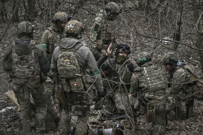 Các binh sĩ của một đơn vị đặc nhiệm Ukraine tập trung ở khu rừng gần Bakhmut hôm 15/3. Ảnh: AFP.