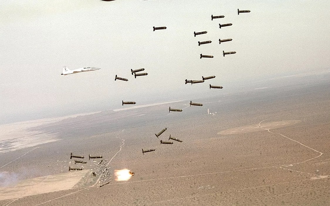 Bom chùm Mỹ thả từ máy bay B1. Ảnh: Không quân Mỹ.