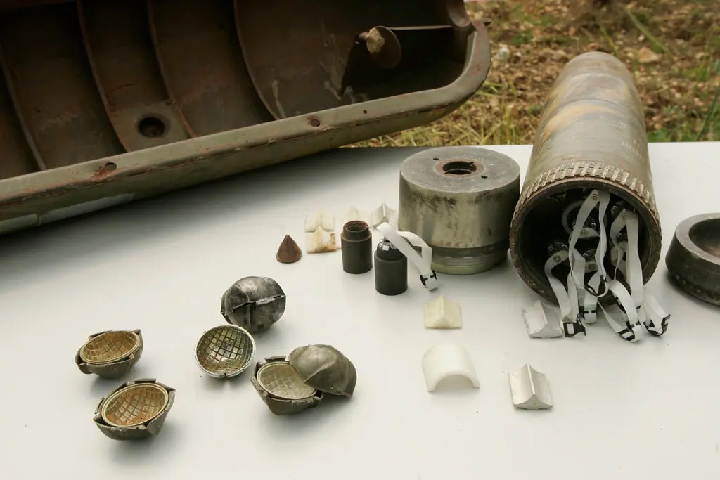 Các phần của bom chùm được trưng bày gần khu trại của Liên Hợp Quốc ở Tibnin, Lebanon, năm 2007. Ảnh: Getty Images