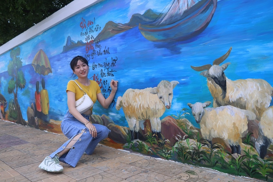 Bức tường tranh bích họa được thể hiện dọc theo tuyến đường ven biển Vĩnh Hy - Bình Tiên (Ảnh: D.Q)
