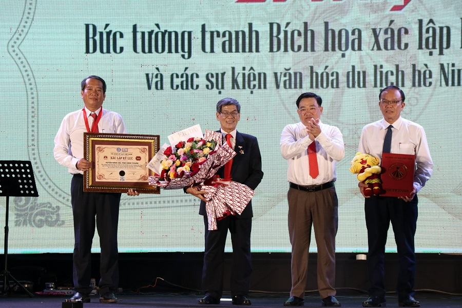 Đại diện lãnh đạo huyện Ninh Hải nhận Bằng xác lập kỷ lục Việt Nam (Ảnh: D.Q)