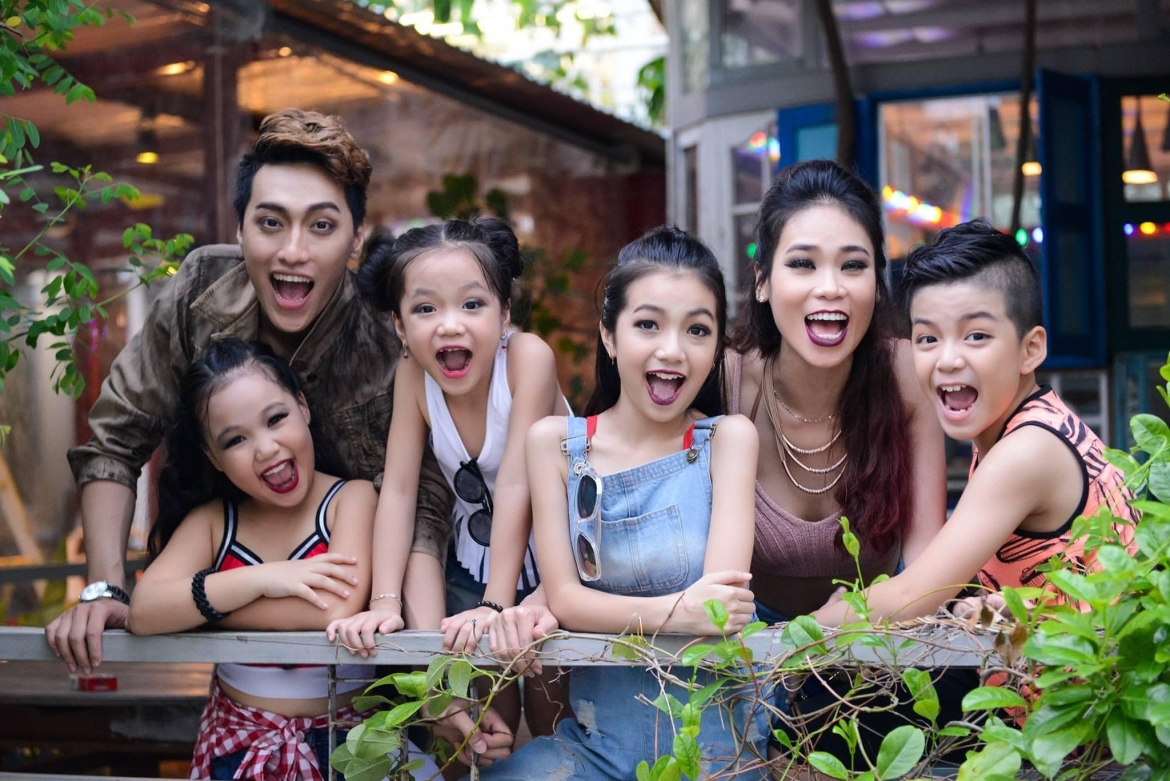 Biên đạo múa Đình Lộc - Xuân Thảo và đội Hồng Hạc.