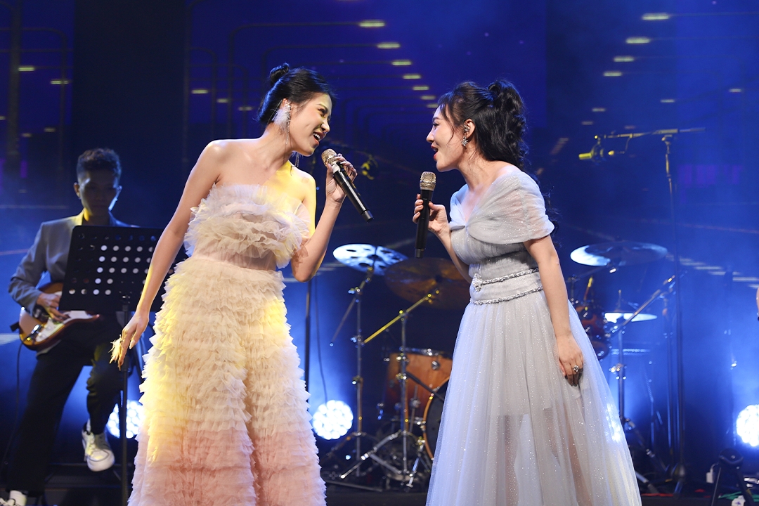 Nhật Thủy (Quán quân Vietnam Idol 2014) và Quỳnh Anh (Á quân Sao Mai 2019) song ca tại họp báo Giao lộ thời gian mùa 3.