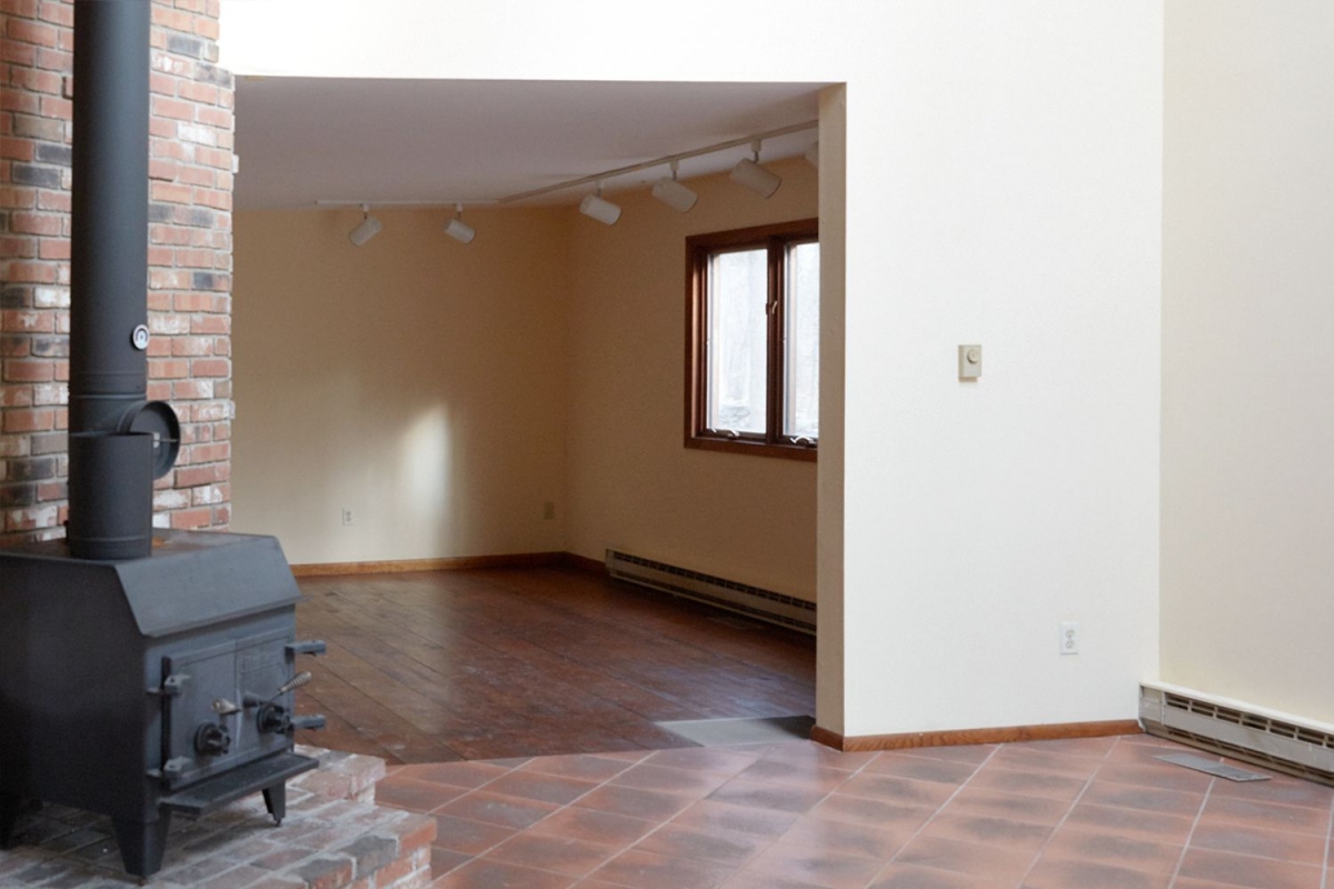 Thường xuyên lau dọn: Các bức tường sơn phẳng nên được quét bụi và loại bỏ mạng nhện ít nhất hàng tháng— hai lần mỗi tháng thậm chí còn nhiều hơn. Những vết ố và bụi bẩn xung quanh tay nắm cửa và công tắc đèn cần được làm sạch thường xuyên. Bạn cũng nên làm sạch các góc thường bị bỏ qua trong căn phòng như chân tường, góc tường.