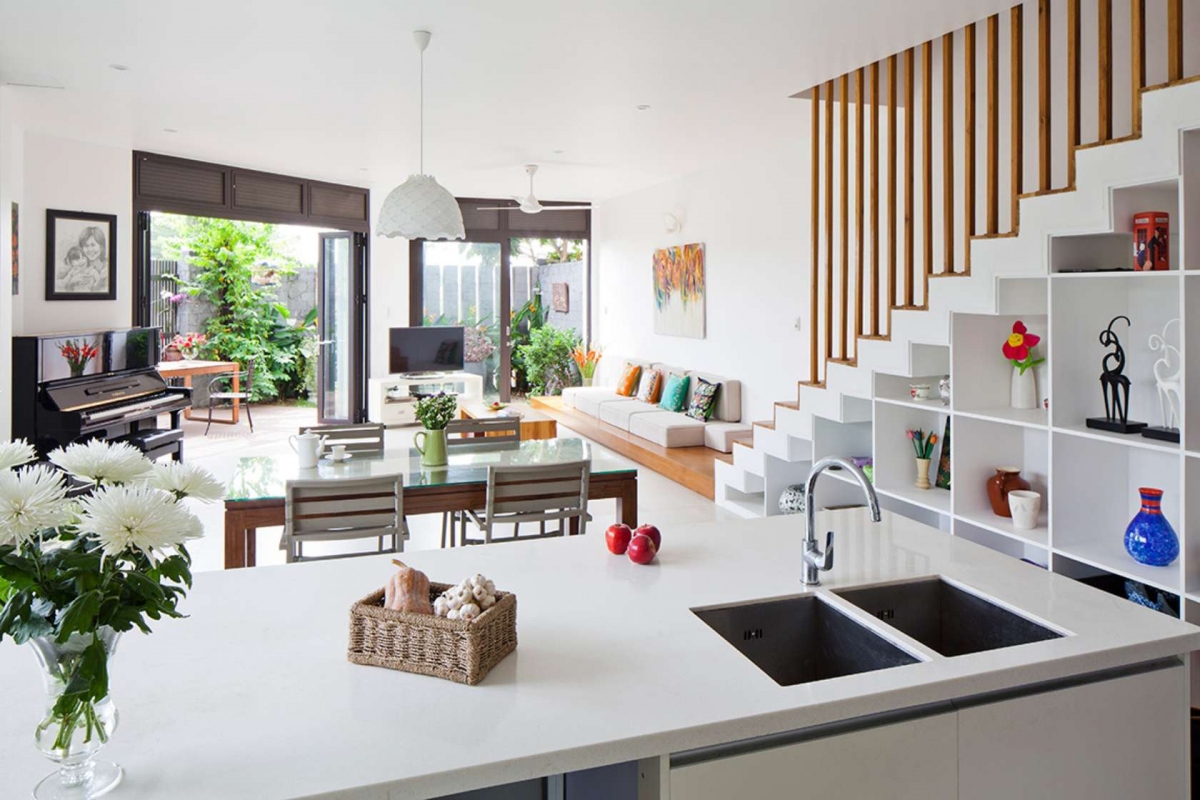 Nên lựa chọn màu sơn chất lượng trước khi sơn nhà: Những màu sơn chất lượng sẽ có độ bền màu cao, giữ màu lâu hơn, đồng thời chống được bụi bẩn. Khi xây nhà, bạn nên đầu tư vào màu sơn, vừa tạo nên nét thẩm mỹ cho căn nhà, vừa giúp những bức tường luôn bền màu qua năm tháng.