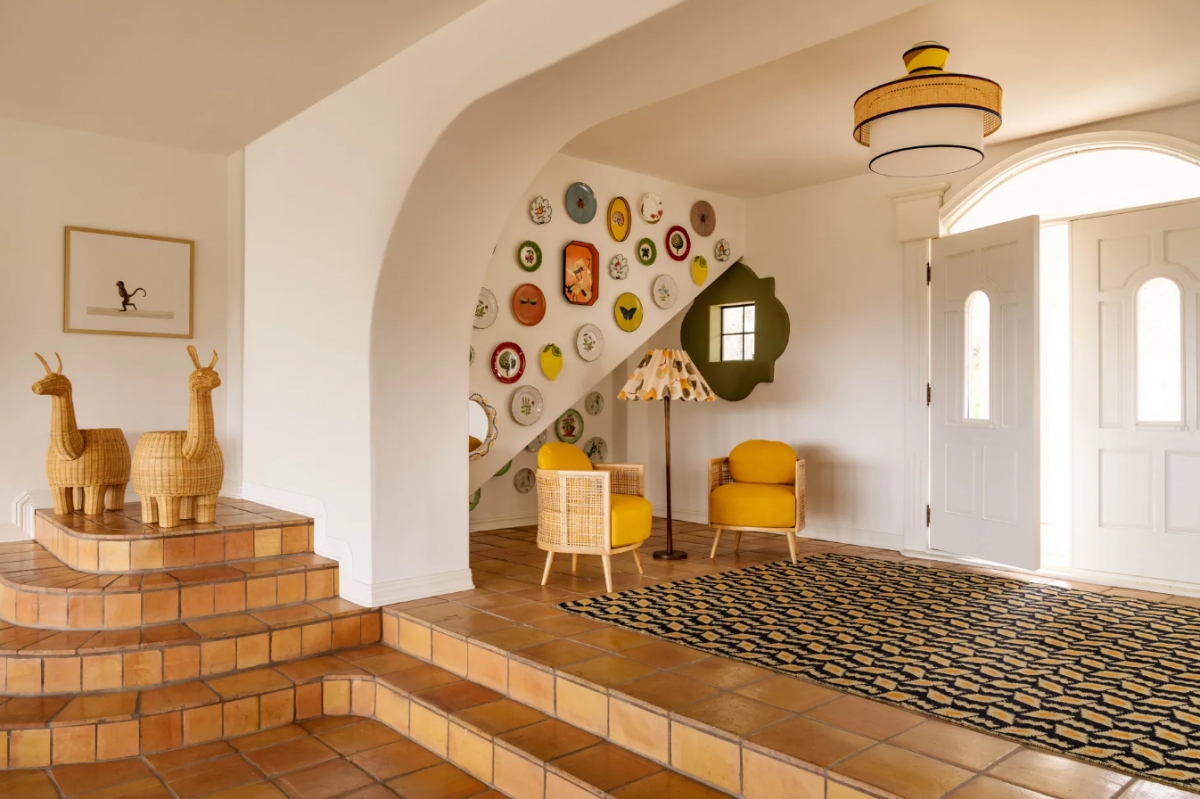 Lối vào rộng rãi với sàn lát gạch bóng, mang lại cảm giác mát mẻ khi vừa đặt chân vào nhà.