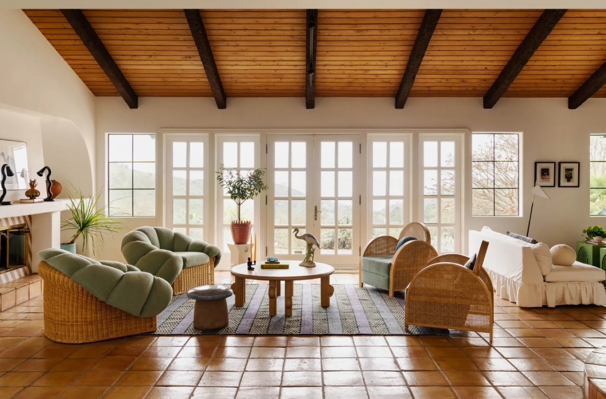 Không gian rộng với nhiều cửa số và cửa ra vào khiến bạn dễ dàng đắm mình trong ánh nắng và cơn gió ngày hè mà không cần phải bước ra ngoài. 