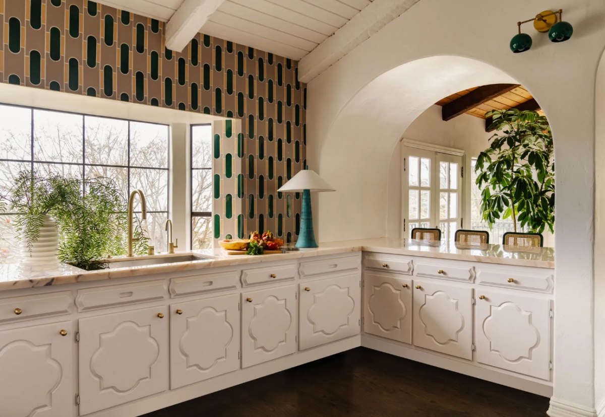 Phòng bếp sạch sẽ và được bài trí với nhiều cây xanh.