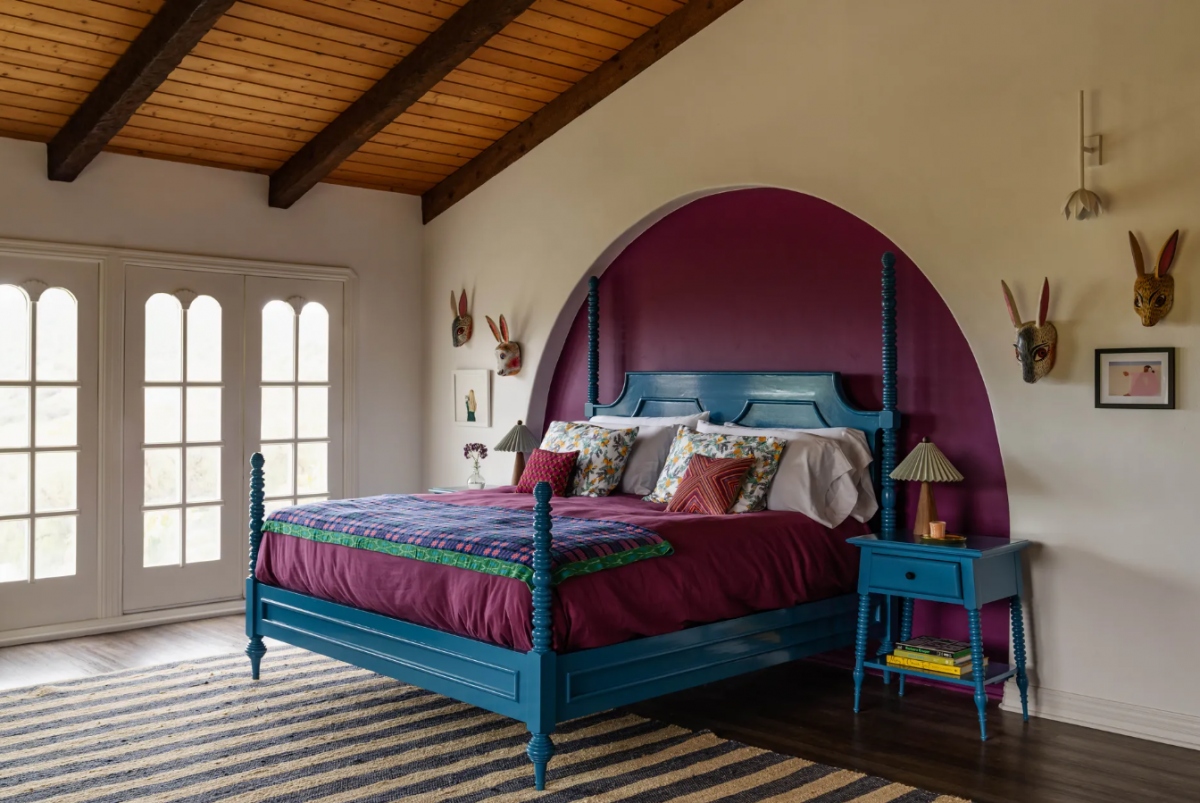 Phòng ngủ được thiết kế tối giản với những tông màu tương phản lạ mắt trên nền tường trắng.