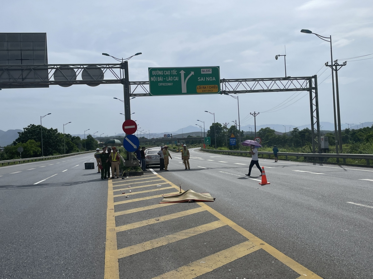 Lực lượng chức năng có mặt tại hiện trường để xử lý vụ việc