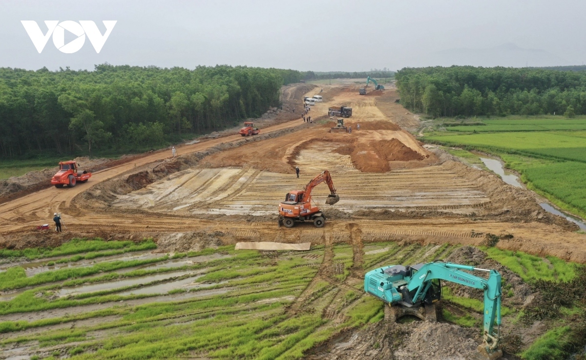 Mặt bằng, thiếu vật liệu đang cản tiến độ cao tốc Bắc - Nam giai đoạn 2