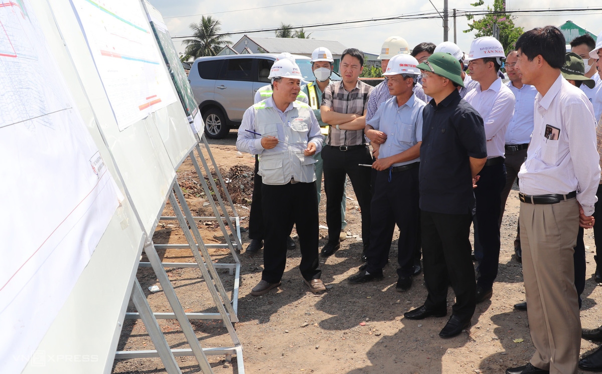 Thứ trưởng Nguyễn Duy Lâm yêu cầu Ban Quản lý dự án Mỹ Thuận đôn đốc tư vấn giám sát, các nhà thầu thi công vào cuộc, đẩy nhanh tiến độ.