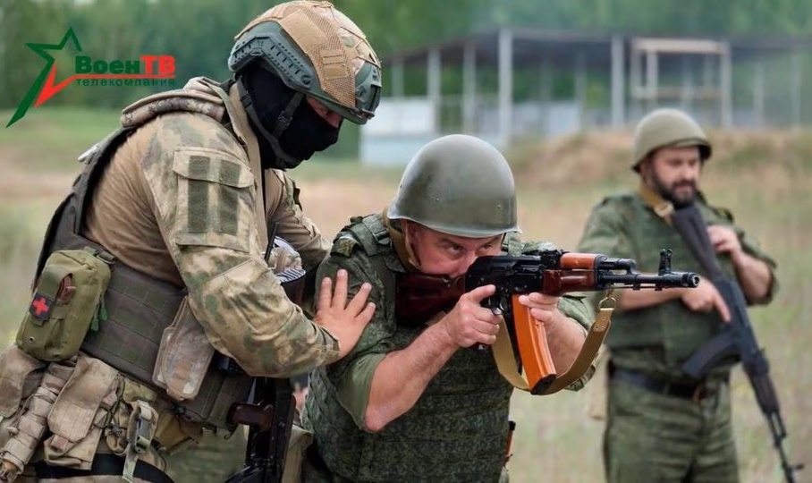 Chiến binh Wagner huấn luyện cho quân nhân Belarus. Ảnh: Bộ Quốc phòng Belarus.
