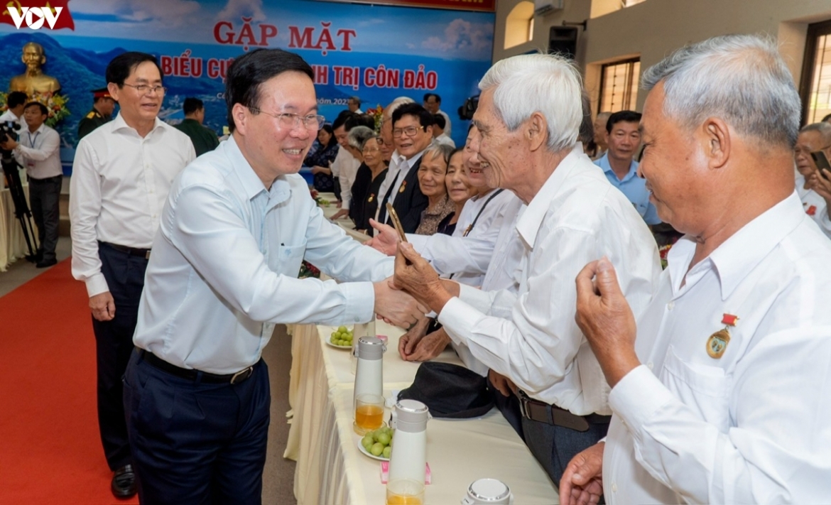 Chủ tịch nước Võ Văn Thưởng thăm hỏi các cựu tù Côn Đảo tại buổi gặp gỡ chiều 19/7.